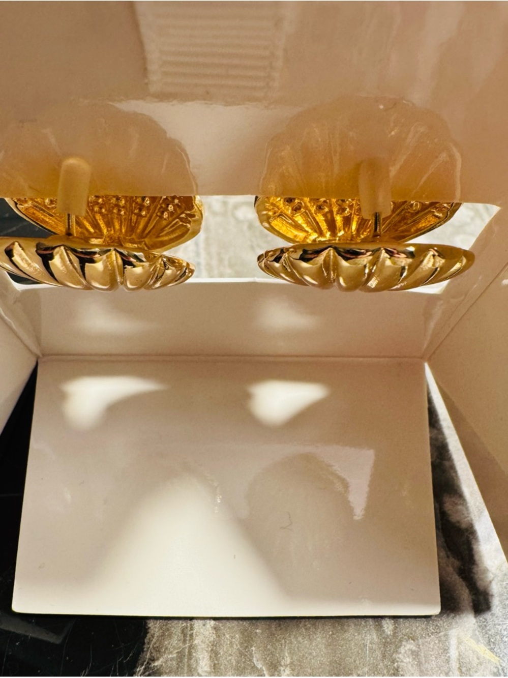 NWT Piper.K Gold Shell Stud Earrings - Picture 4 of 5